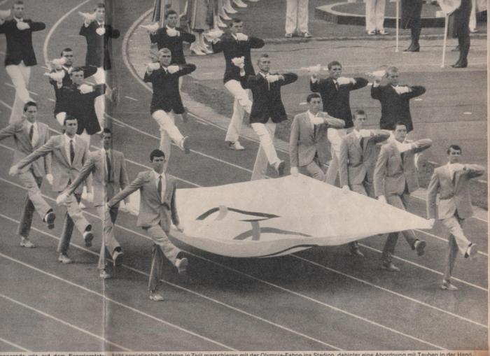 1980年莫斯科奥运会执行奥运会旗入场任务的苏联国防部中央仪仗队（即