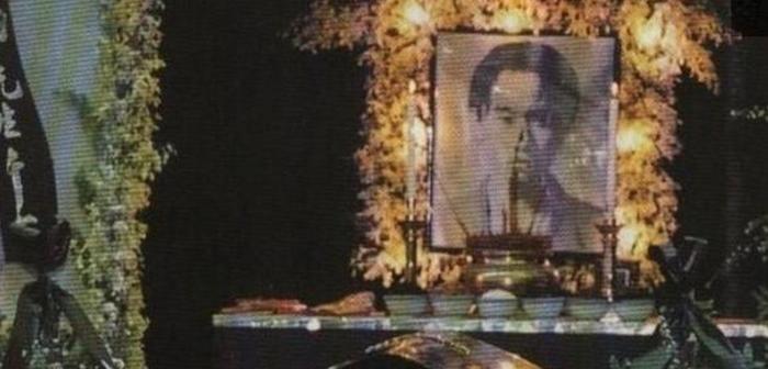 她家世显赫，是黄家驹“未亡人”，至今仍活在25年前的爱情幻梦里