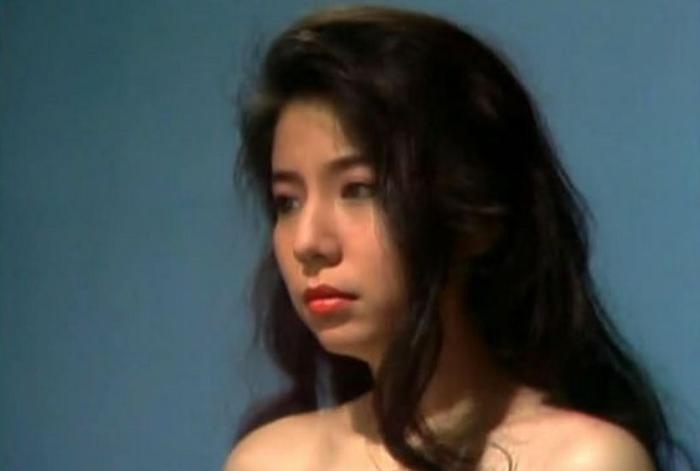 她家世显赫，是黄家驹“未亡人”，至今仍活在25年前的爱情幻梦里