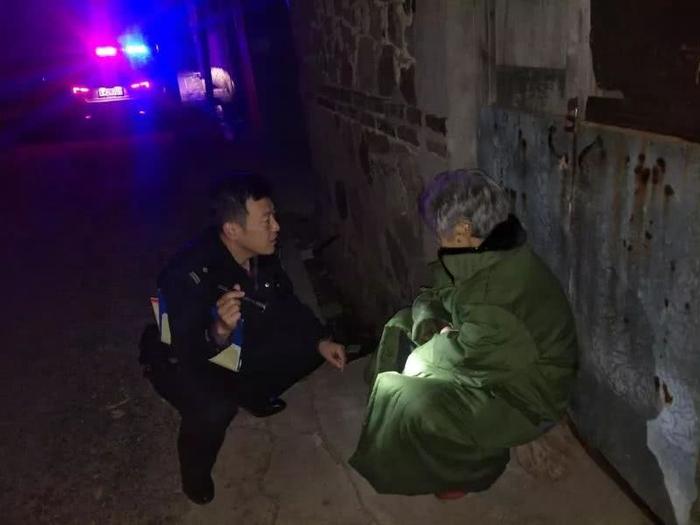 乳山老人凌晨走失 民警暖心救助