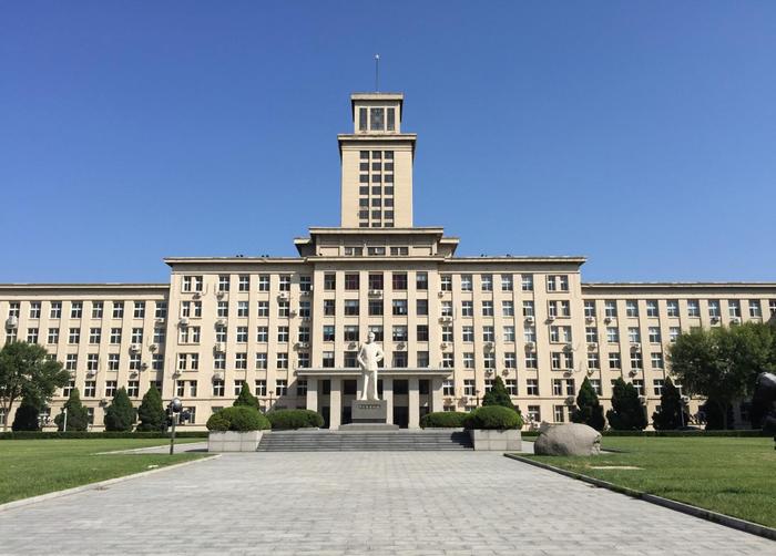 中国最牛逼的经济学院, 都是土豪中的土豪