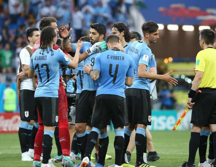 为何乌拉圭拿到两次世界杯冠军，球衣胸前绣四颗星？