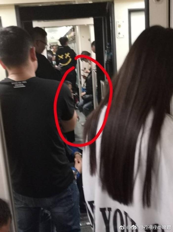 石家庄开往天津的Z236火车上，有人在15和16车厢连接处吸烟