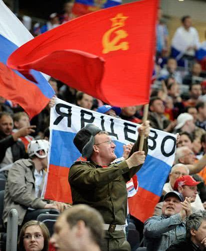 为什么俄罗斯阅兵依然演奏苏联国歌？镰刀锤子标志也屹立不倒