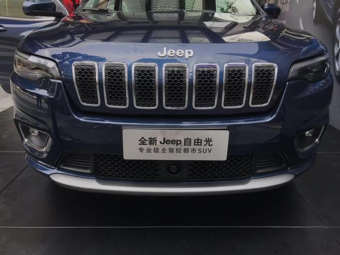 全新Jeep自由光20万起售 睁开“眯眯眼”后终于看清了成功之路