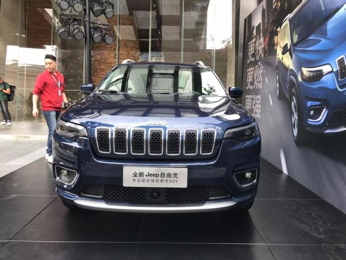 全新Jeep自由光20万起售 睁开“眯眯眼”后终于看清了成功之路