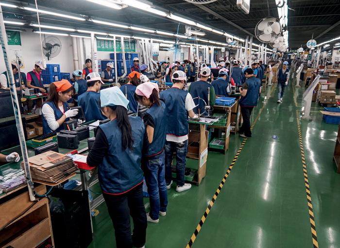 东莞工厂打工很累，月工资只有3000多，为何都不回乡发展？