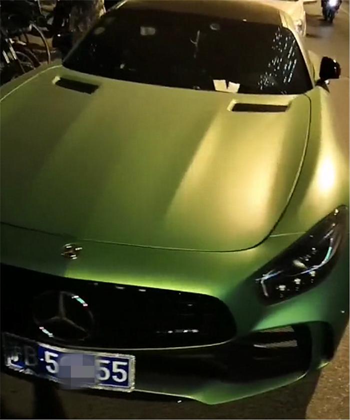 215万奔驰AMG现上海，车漆绿色很骚气，但车牌号更是吸睛！