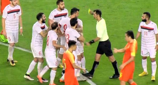 国足3分钟获两点球！叙利亚球员情绪失控，怒推裁判吃黄牌