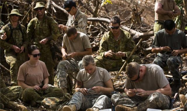 真实版“荒野求生”: 中美澳陆战精英钻木取火捕食鳄鱼