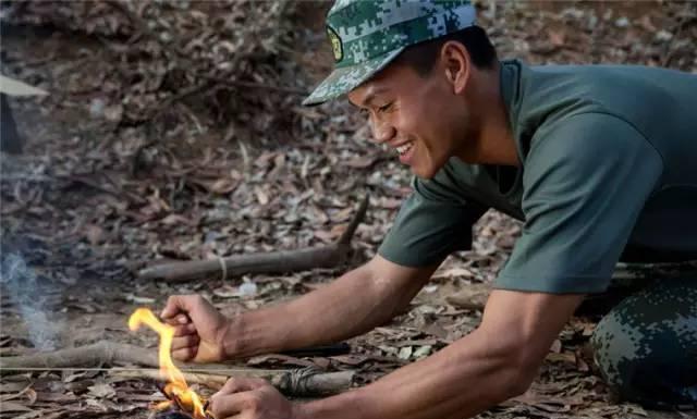 真实版“荒野求生”: 中美澳陆战精英钻木取火捕食鳄鱼