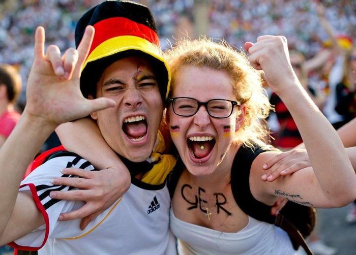 世界杯女球迷用衣服表达迷，用行动表现狂，越不懂越疯狂精彩多多