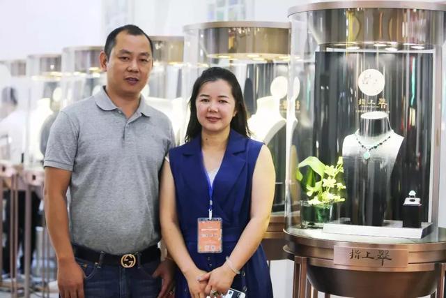 缅甸华侨携收藏级翡翠亮相昆明石博会，价值数千万元引无数人围观
