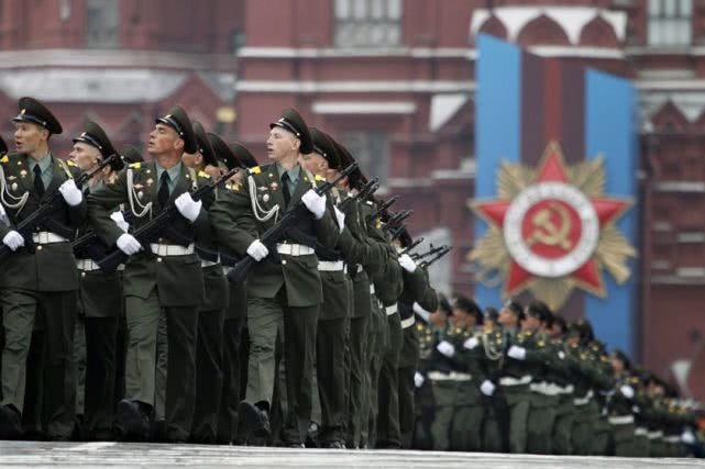 为什么俄罗斯阅兵依然演奏苏联国歌？镰刀锤子标志也屹立不倒