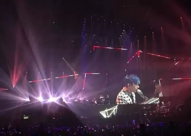 首排的光，不止是舞台的光—写在林俊杰演唱会常客背后