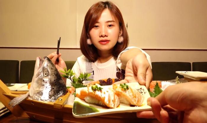 大胃王密子君吃三文鱼大餐，鱼头比自己头还大，超大三文鱼多少钱