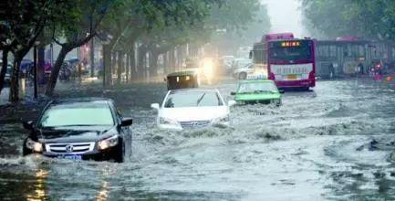 雨天开车应该打双闪还是开雾灯？终于有答案了