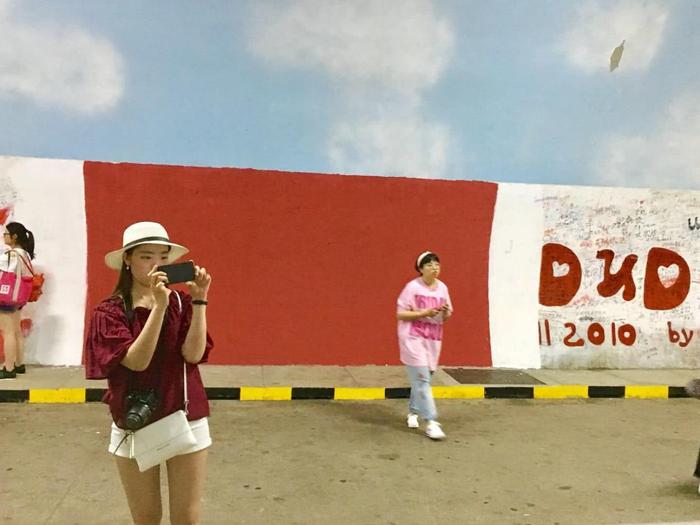 厦大芙蓉隧道游客依旧在乱涂乱画，学生的祈求被游客无视