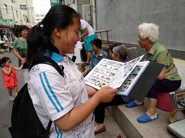 现在的孩子多幸福，小学毕业，纪念册装帧精美，留下很多美好瞬间