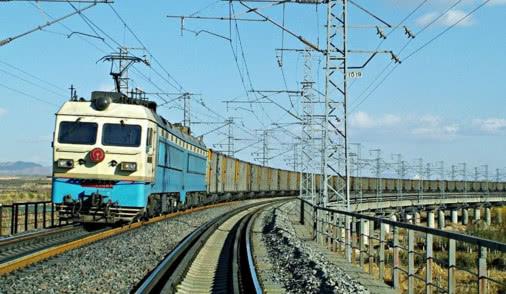 中国最长的火车：约4000米长有320个车厢，一眼看不到车尾