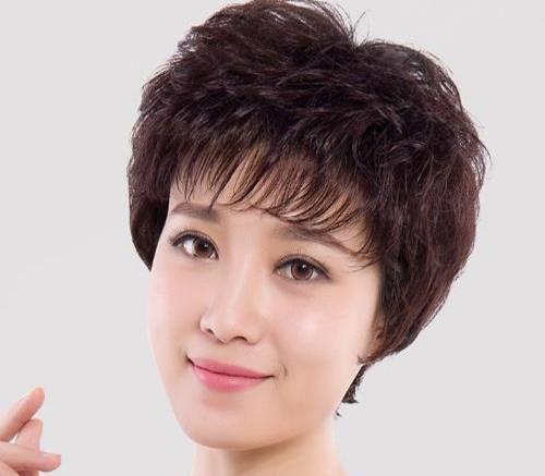 女人50岁后别乱烫头，弄错了显老气，这九种发型显年轻还好打理
