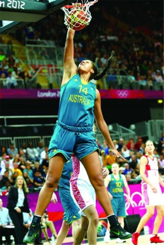她身高2米03 是首个在奥运会上扣篮的女篮选手 如今加盟山西女篮