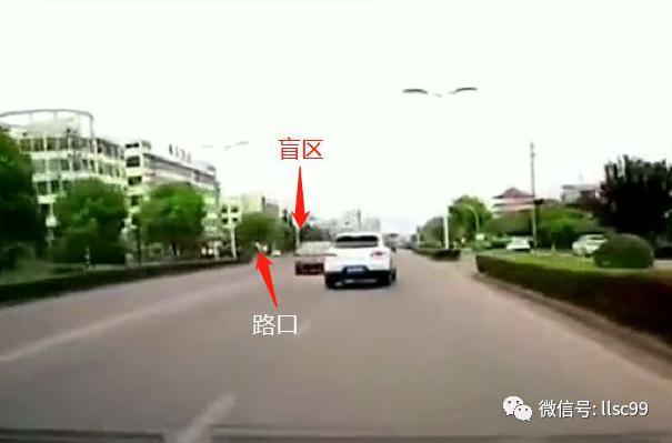 浙江金华：电动车横穿马路，被贴地飞行的保时捷撞飞后身亡！