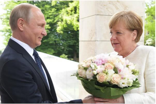 德国总理默克尔访俄，俄罗斯总统普京送鲜花，何意？