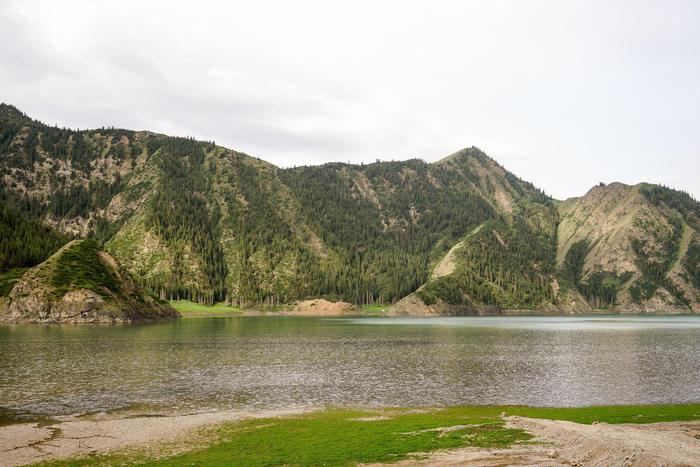 揭开新疆天山南坡神秘湖泊的面纱  比北坡的天山天池人少景更美