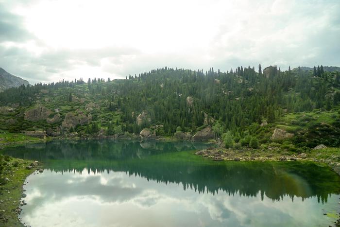 揭开新疆天山南坡神秘湖泊的面纱  比北坡的天山天池人少景更美