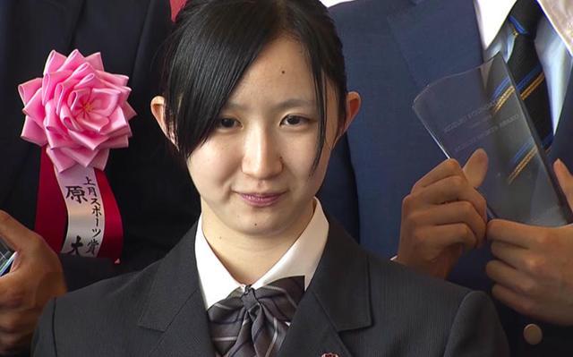 日本女乒穿西装出席颁奖仪式：石川佳纯被嘲脸大如饼，女神范不再