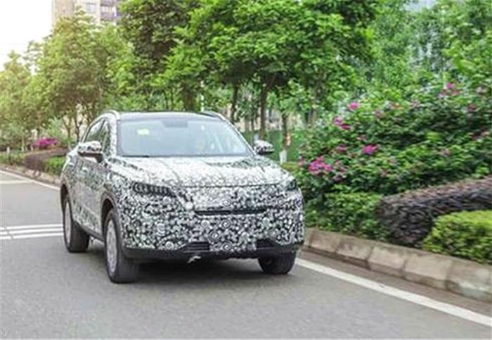 长安终于造出轿跑SUV，颜值媲美宝马X6，2.0T+6AT，配4个排气孔