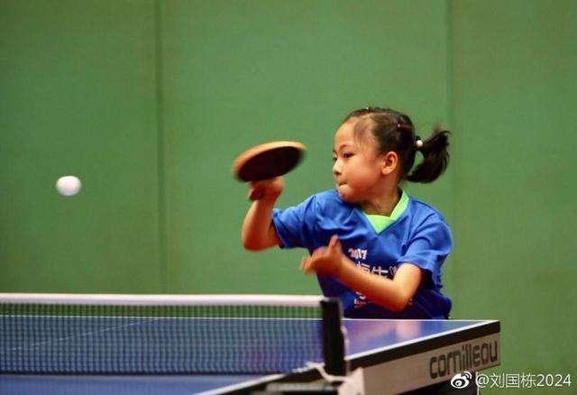 刘国梁大哥太忙！44岁生日仍带队训练，9岁女儿只好跟别人学乒乓