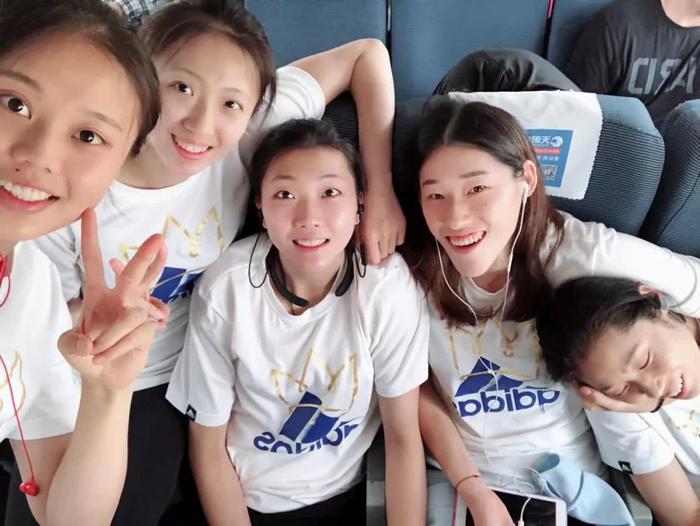 女排坐高铁出征南京总决赛，二等座待遇心疼，大长腿何处安放
