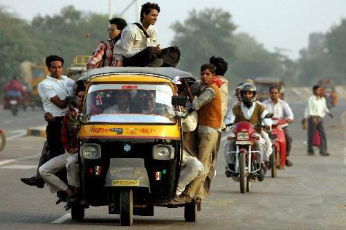 印度总理乘坐突突车现身街头，为在线叫车服务代言，引来围观