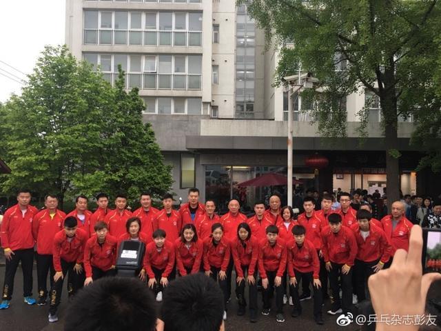 国乒冒雨出征世乒赛！刘国梁风格今再遭摈弃，樊振东恩师现身