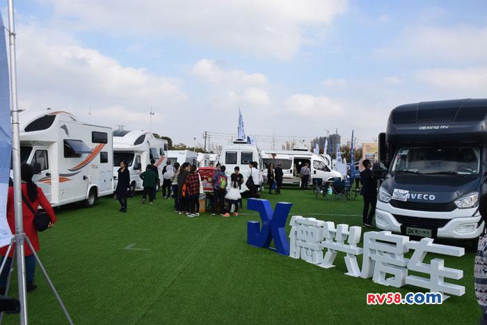 百辆房车亮相第五届中国汽车（房车）露营大会房车露营展览会