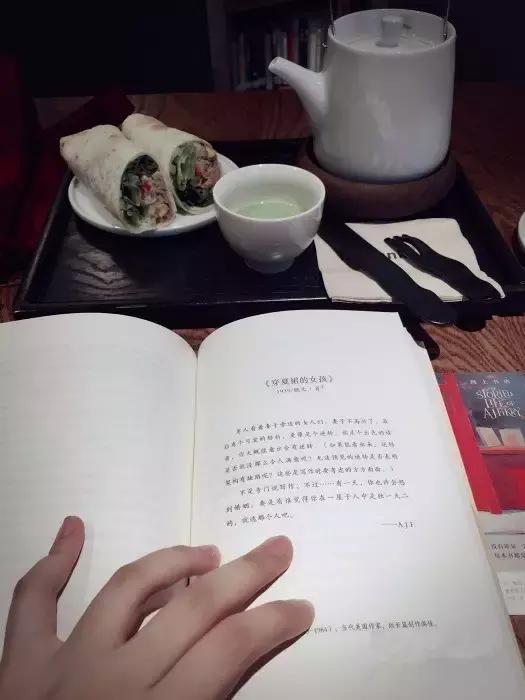 风靡深圳的茶吧，是茶饮店中图书最多的、图书馆中茶最好喝的！