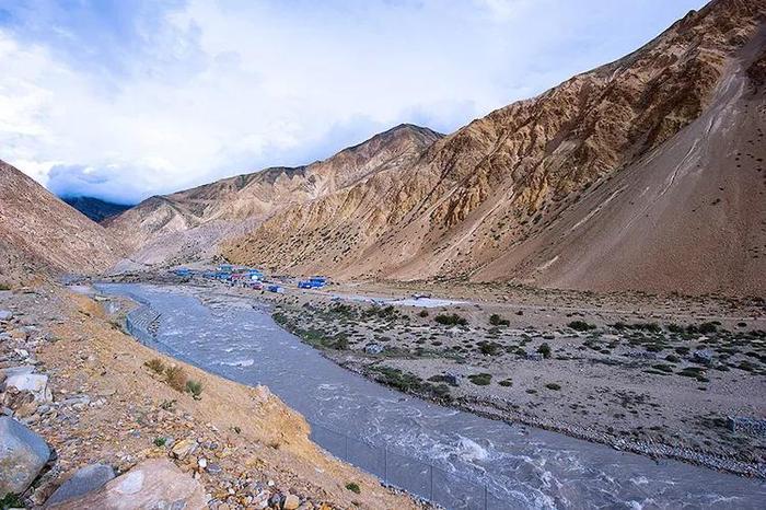 风光壮美的中国尼泊尔普兰边境，一河之隔却犹如两处天地！