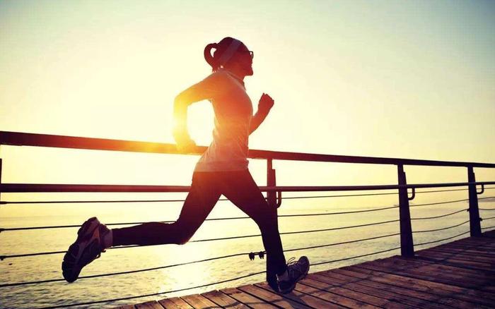 感冒咳嗽能跑步吗，这时候进行运动锻炼，对身体有益还是有害