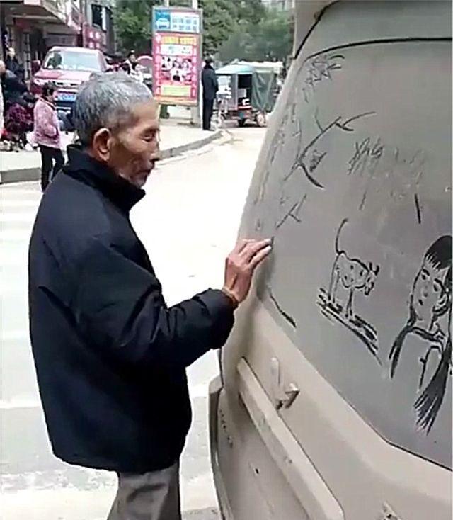 60岁大爷在五菱宏光上作画，仔细一看，却发现大爷有艺术家天赋！