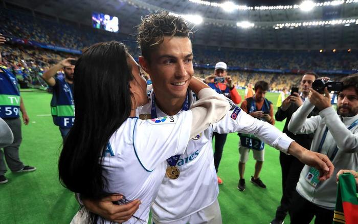 人生赢家！C罗和未婚妻庆祝欧冠冠军：养精蓄锐冲击俄罗斯世界杯