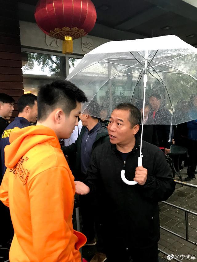 国乒冒雨出征世乒赛！刘国梁风格今再遭摈弃，樊振东恩师现身