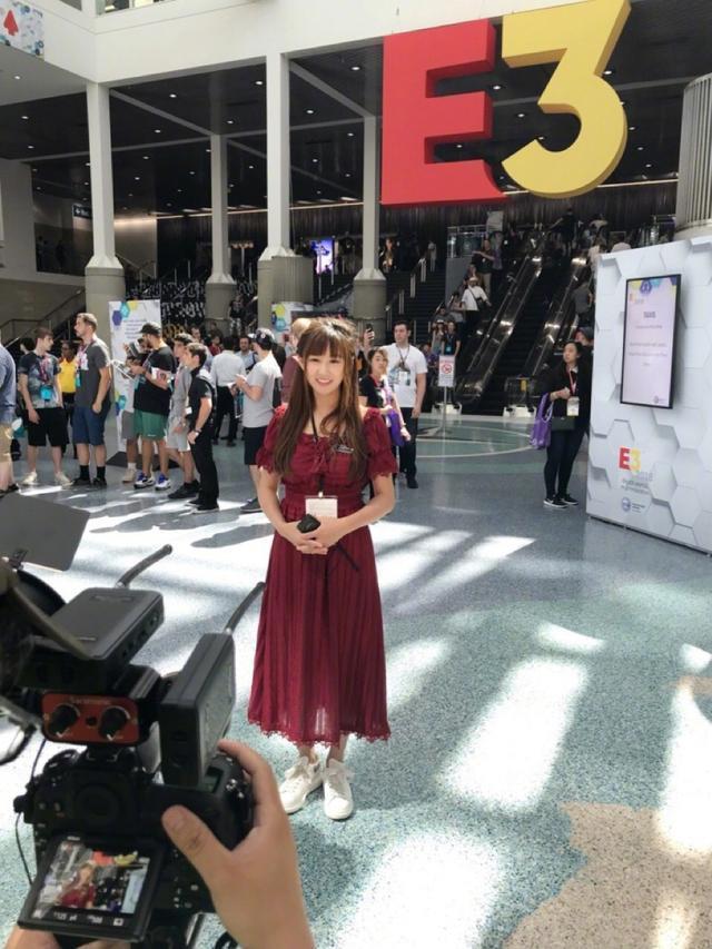 小苍mm参加E3展览红裙嗨爆，堂堂电竞女神趴在车底是为哪般？