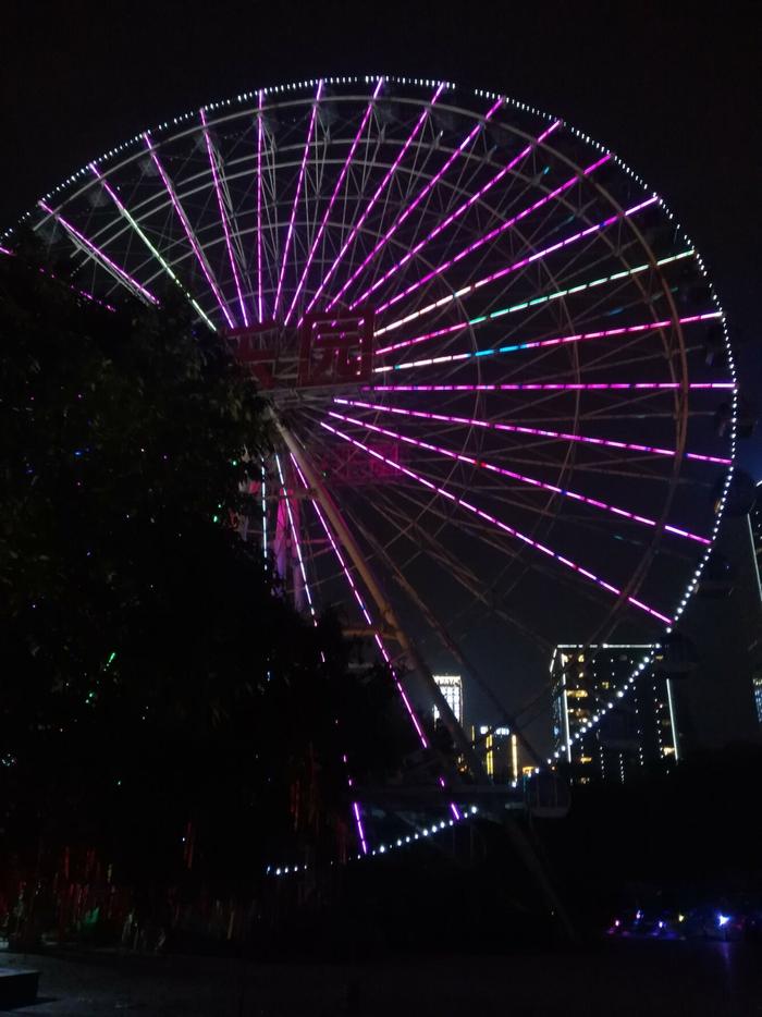 重庆游乐园的摩天轮，在夜空中星光熠熠，唯美浪漫