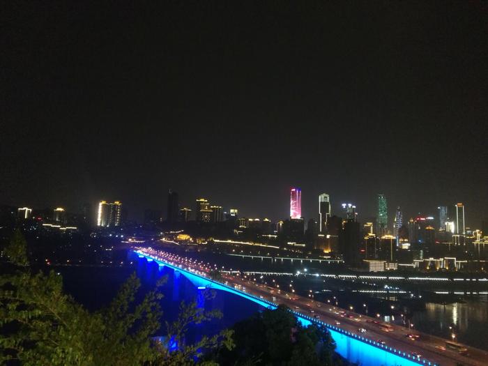 重庆游乐园的摩天轮，在夜空中星光熠熠，唯美浪漫