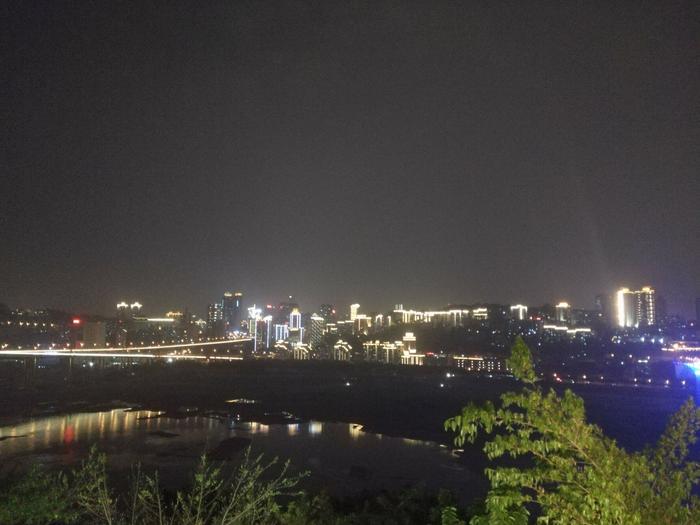 重庆游乐园的摩天轮，在夜空中星光熠熠，唯美浪漫