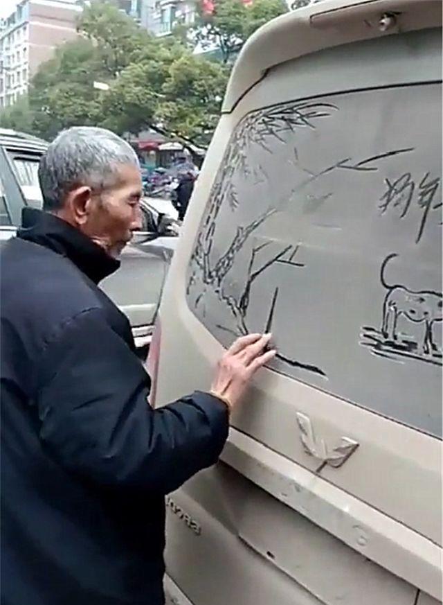 60岁大爷在五菱宏光上作画，仔细一看，却发现大爷有艺术家天赋！