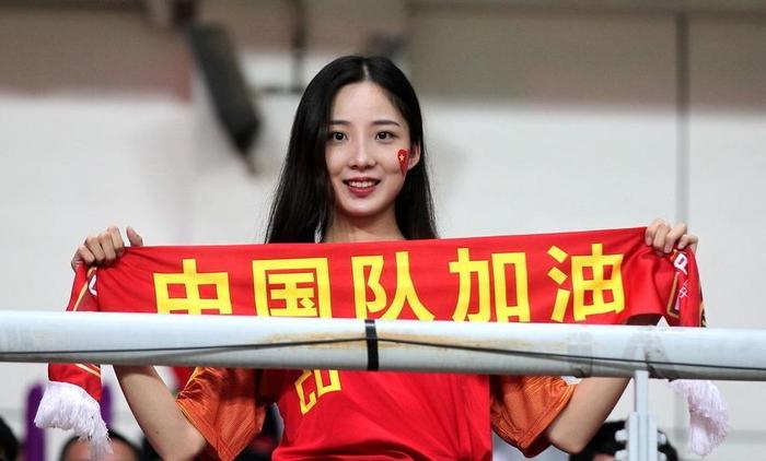 美女球迷抢镜！中国男足如果参加世界杯，首发阵容会是什么？
