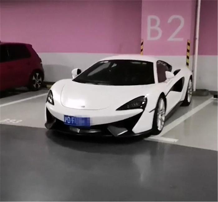 上海一车库偶遇超跑豪车，车价都不低于100万，但有辆奔驰乱入